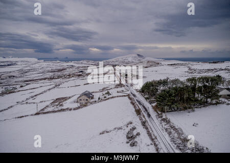 Luftaufnahme von Schnee auf den Feldern und einem Feldweg auf Valentia Island, County Kerry, Irland Stockfoto