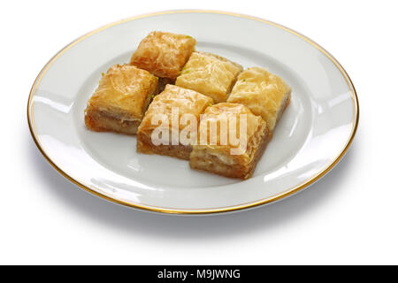 Walnuss Baklava, türkische traditionelle Dessert auf weißem Hintergrund Stockfoto