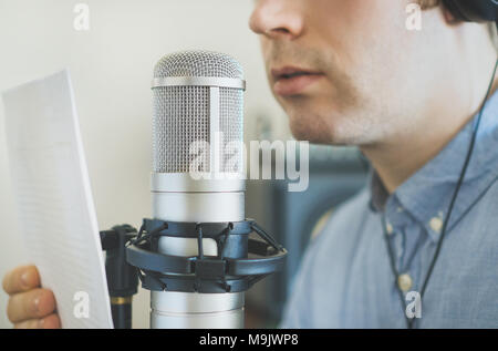 Menschen die Aufnahme einer Anzeige auf die Radiostation. Stockfoto