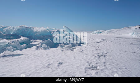 Eiszeit wie Blue Ice aufgetürmt entlang der Georgian Bay, wenn der See mit Eis und Schnee im Frühjahr gesperrt ist. Auf See fotografiert. Stockfoto