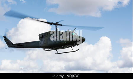 Generalleutnant GI Tuck, 18 Air Force Commander, nimmt an einem UN-H1 Huey flug während einer Mission immersion März 19, 2018, bei Fairchild Air Force Base, Washington. Tuck und seinem Team besucht die Flieger in ihrer Arbeit Umgebungen ihre Ziele, Prioritäten und Erwartungen für die 18 AF Team zu diskutieren. (U.S. Air Force Foto/Senior Airman Sean Campbell) Stockfoto