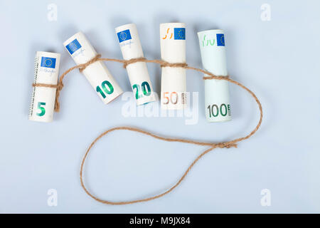 Die am häufigsten verwendeten Euro Rechnungen für Europäer mit einem Seil gebunden und isoliert auf weißem Hintergrund. Stockfoto