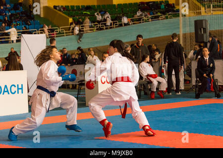 Lemberg, Ukraine - März 25, 2018: International open Karate Cup. Unbekannter Teilnehmer des Turniers ein Duell in der Sporthalle der Armee, Stockfoto