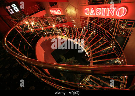 Rot Neon casino Zeichen an der Wand Stockfoto