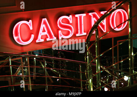 Rot Neon casino Zeichen an der Wand Stockfoto