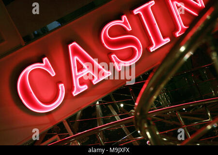 Rot Neon casino Zeichen an der Wand Stockfoto