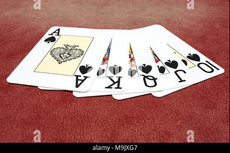 Pik Royal Flush über den roten Hintergrund isoliert Stockfoto
