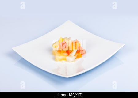 Tropischer Obstsalat Dessert in Oriental Dish und isoliert auf weißem Hintergrund mit Reflexion im Boden. Stockfoto