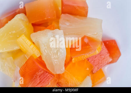 Tropischer Obstsalat Dessert in Oriental Dish und isoliert auf weißem Hintergrund. Stockfoto