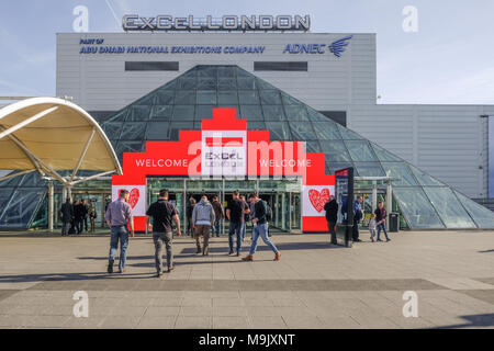 London, UK, 16. Februar 2018: gegenüber dem Eingang des Messezentrums Excel am Royal Docks, London, mit Menschen auf dem Weg zu den Türen. Stockfoto