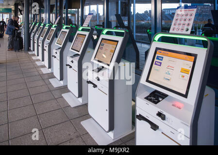 Self-service-Check-in Bordkarte Drucker am London City Airport, England, Vereinigtes Königreich Stockfoto