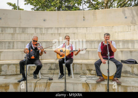 Arsos, Zypern - Oktober 8, 2017: Zypriotische Trio der Musiker spielt Schlagzeug, Violine und laouto. Stockfoto