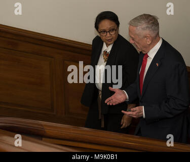 Verteidigungsminister James N. Mattis erfüllt mit dem indonesischen Außenminister Retno Marsudi im Pentagon in Washington, D.C., 26. März 2018. (DoD Foto von Marine Mass Communication Specialist 1. Klasse Kathryn E. Holm) Stockfoto