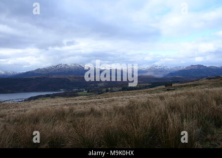 Blick über Garelochhead, Creachan Mor und Stronchullin Hill. Stockfoto