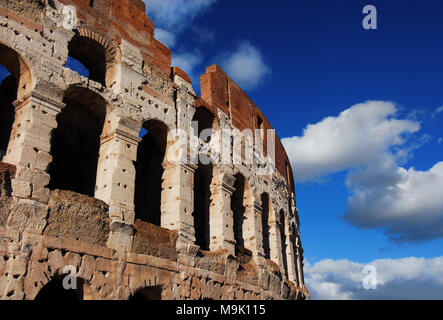 Kolosseum Innenring monumentale Arkaden mit blauen Himmel und Wolken in Rom Stockfoto