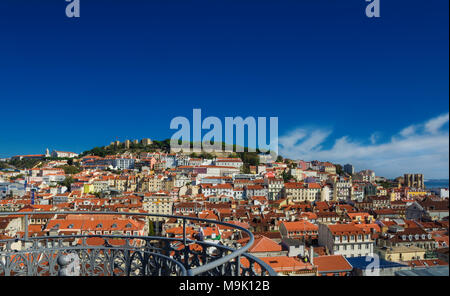 Ansicht des historischen Zentrums von Lissabon aus dem alten Aufzug Santa Justa (mit Kopie Raum oben) Stockfoto