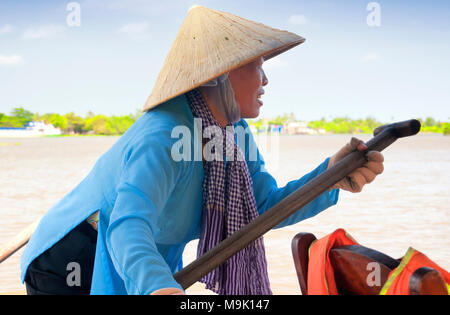 18. Februar 2015. Vinh Long, Vietnam. Eine vietnamesische Frau gesehen, die ohne La und traditionelle Kleidung stehen auf Bambus Boote am Mekong. Stockfoto