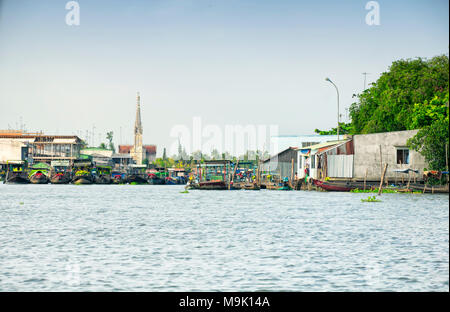 Die Stadt von Cai Be und seinen schwimmenden Markt von Cai Bezirk im Mekong Delta Provinz Tien Giang Süd Vietnam an einem Sommernachmittag. Stockfoto