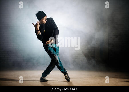 Teenager in der beiläufigen Textilien Improvisation im Tanz outdoor. König, die Bewegungen. kreative Fähigkeiten Stockfoto