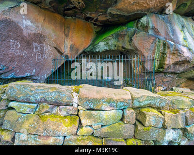 Neue graffiti in die Felsen geritzt auf das 14. Jahrhundert der Einsiedler Höhle auf der Basis von Cratcliffe Felsen, in der Nähe des Dorfes Elton, Derbyshire Stockfoto