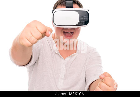 Ein Mann in der virtuellen Realität Gläser treibt ein unsichtbares Auto spielen ein Spiel oder einen Simulator. Stockfoto