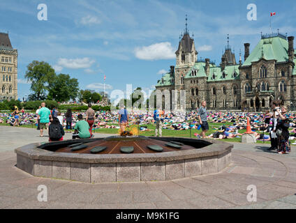 Die Centennial Flame und kanadische Parlament Gebäude auf dem Parliament Hill in Ottawa, Ontario, Kanada. Stockfoto