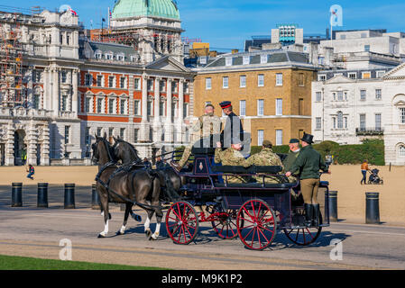 LONDON, GROSSBRITANNIEN, 21. März: Traditionelle Pferdekutschen mit britischen Soldaten außerhalb der Household Cavalry Museum in Westminster am 21. März, 2. Stockfoto