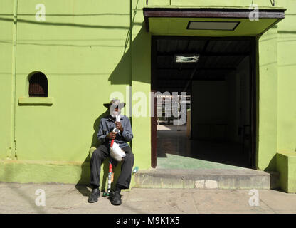 Ein älterer Mann verkaufen Erdnüsse sitzt außerhalb des renommierten Rafael Trejo Boxing Gym in der Altstadt von Havanna, Kuba. Stockfoto