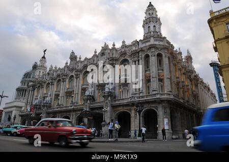 Klassische Autos fahren Sie entlang der Prado in Havanna, Kuba, vorbei an den Wahrzeichen Gran Teatro (Großes Theater). Das Capitolio Nacional (Capitol) ist an der linken Seite. Stockfoto