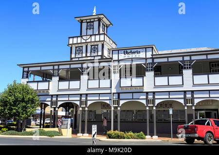 Die berühmten Victoria Hotel ist ein Backstein und Holz Gebäude mit einem Kreuz der dunklen Holztäfelung und weißen Gitter, Buntglasfenster und eine Verzierung Stockfoto