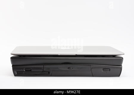 Brnenec, Tschechische Republic-June 5, 2016: Vergleich von Laptops, neue, moderne Apple MacBook Air 13" (2015) und alten Laptop HP Compaq Armada 1750 14,1 Zoll Stockfoto