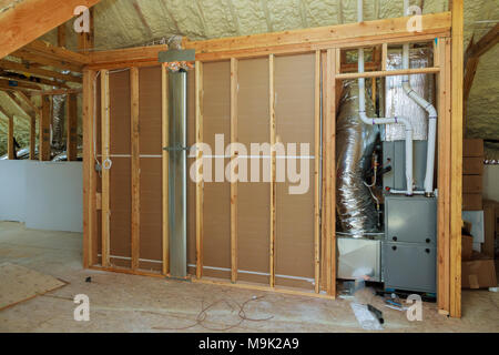 Rohre im Dachgeschoss Öffnen AC Heizung Entlüften und Schläuche in der Decke der Neuen Home Bau vent. Stockfoto