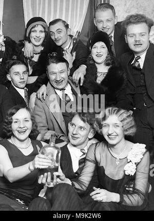 Jugendliche trinken Bootleg Whiskey während der Prohibition in Chicago beschrifteten "Old Log Cabin" im Jahre 1927. "Old Log Cabin" wurde Canadian Club Whisky importiert von gangster Al Capone und Bugs Moran dann rebottled und im Chicago Bereich verteilt. Stockfoto