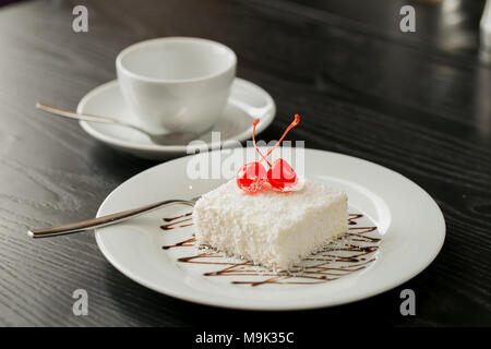 Makroaufnahme der köstlichen weißen Kuchen zum Nachtisch. Kokos Kuchen. Zuckerhaltigen pie Stockfoto
