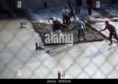 Arbeitnehmer Betonieren für ein neues Gebäude in Seattle. Stockfoto