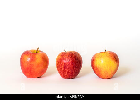 Drei frische rote Äpfel auf weißem Hintergrund Stockfoto