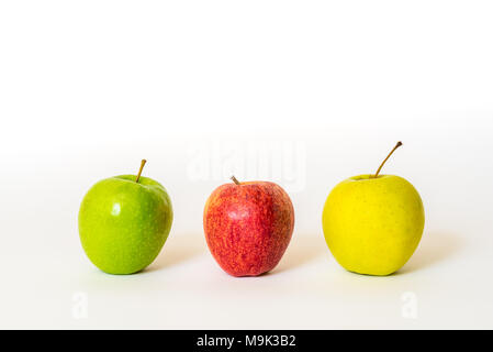 Drei verschiedene farbige frische Äpfel auf weißem Hintergrund Stockfoto