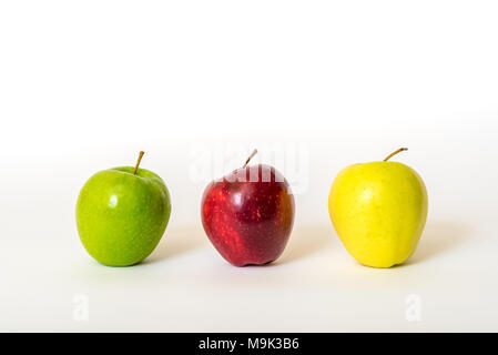 Drei verschiedene farbige frische Äpfel auf weißem Hintergrund Stockfoto