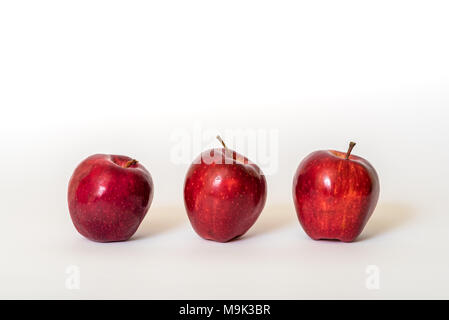 Drei frische rote Äpfel auf weißem Hintergrund Stockfoto