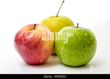 Drei verschiedene farbige frische Äpfel auf weißem Hintergrund Stockfoto