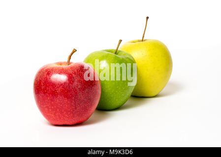 Drei verschiedene farbige frische Äpfel auf weißem Hintergrund Stockfoto