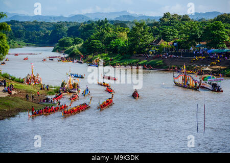 Nan, Thailand - 25. Oktober 2014: traditionelle Thailändische lange Yacht Racing, die in der Regel auf Ende Jahr gehalten nach Fluss voller Wasser, auf Nan Fluss von Nan, Thailand Stockfoto