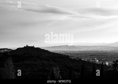 Auf Assisi Stadt von hinten, mit St. Francis Church und Rocca Maggiore Stockfoto