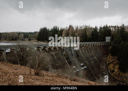 Laggan Dam und Roy Bridge auf dem Fluss Spean in den schottischen Highlands, Schottland. Stockfoto