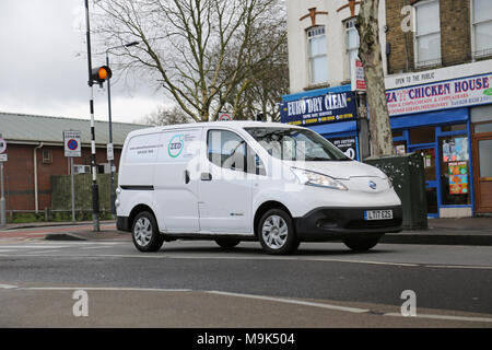 Eine weiße Nissan e-NV200 Elektrische van macht Lieferungen im Norden von London, UK. Marke: Null Emissionen Lieferungen" Stockfoto