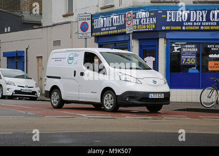 Eine weiße Nissan e-NV200 Elektrische van macht Lieferungen im Norden von London, UK. Marke: Null Emissionen Lieferungen" Stockfoto