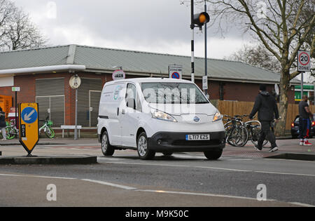 Eine weiße Nissan e-NV200 Elektrische van macht Lieferungen im Norden von London, UK. Marke: Null Emissionen Lieferungen" Stockfoto