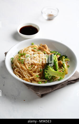 Pfannengerichte mit Huhn, Lebensmittel Nahaufnahme Stockfoto