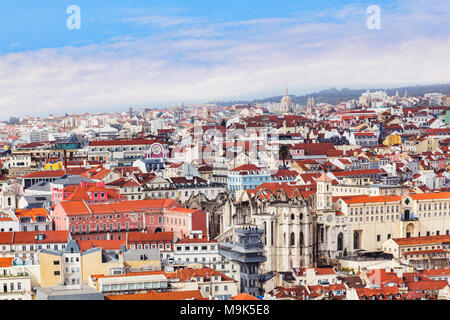 1. März 2013: Lissabon, Portugal - Blick auf die Stadt von der maurischen Burg, mit dem Aufzug Santa Justa in der Mitte. Stockfoto