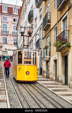 Vom 7. März 2018: Lissabon Portugal - Die Bica Aufzug Elevador da Bica, in der Misericordia District, einer Standseilbahn Linie Stockfoto